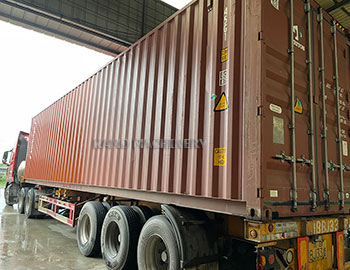 Thiết bị và phụ kiện trộn bê tông được vận chuyển dưới trời mưa, kiểm soát chặt chẽ chất lượng và giao hàng chính xác